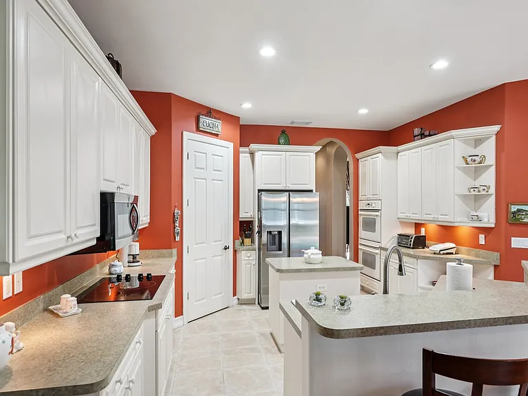 2621 Golden Gate Blvd W — Photo 19