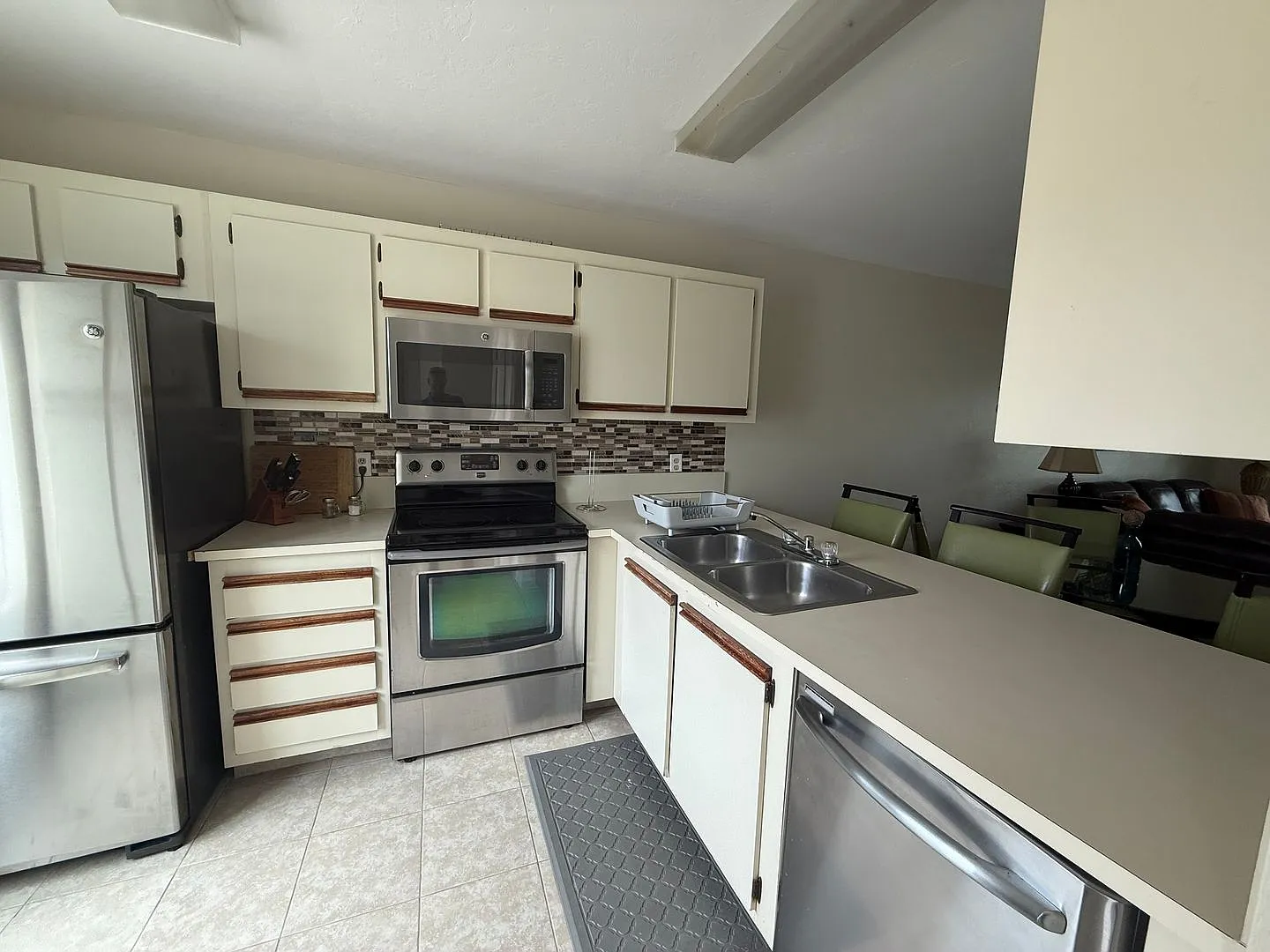 Family Friendly 3 Bedroom Townhome Style Condo in Quiet Island Area-Available December 1-2026 — Photo 4