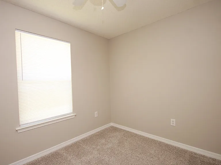 1077 Antigua Cir — Photo 10