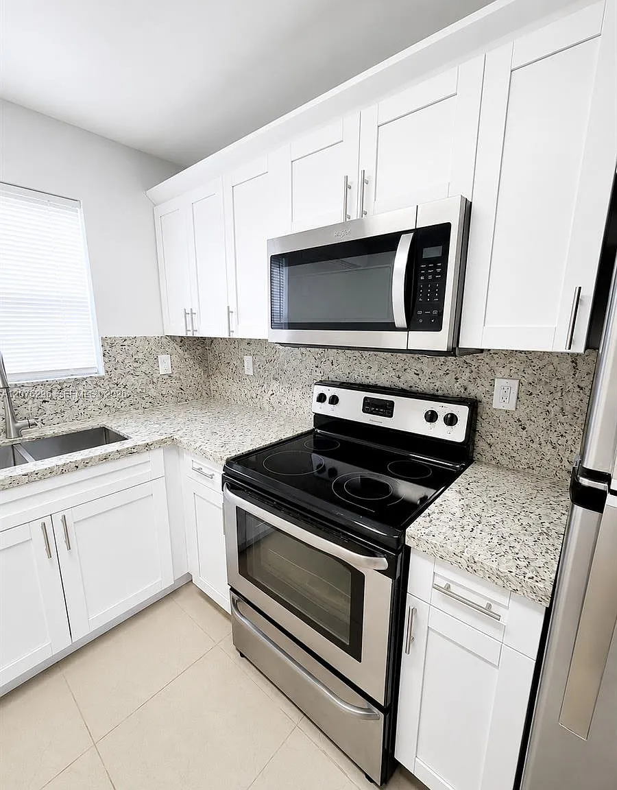 Hollywood South Side Add — Photo 1