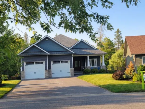 16 Woodstream Dr W, Huntsville, ON P1H 0B7