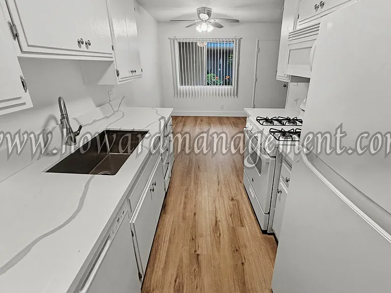 1560 Saltair — Photo 6