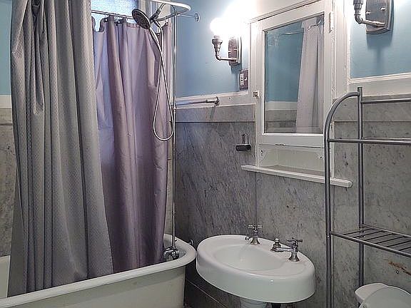 Claw tub, pedestal sink