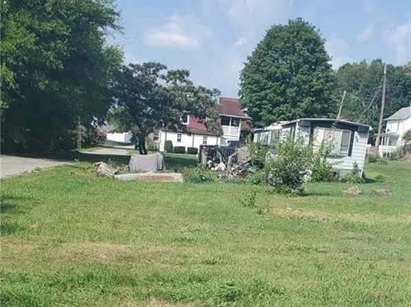 11 Oil St, Millsboro, PA 15348