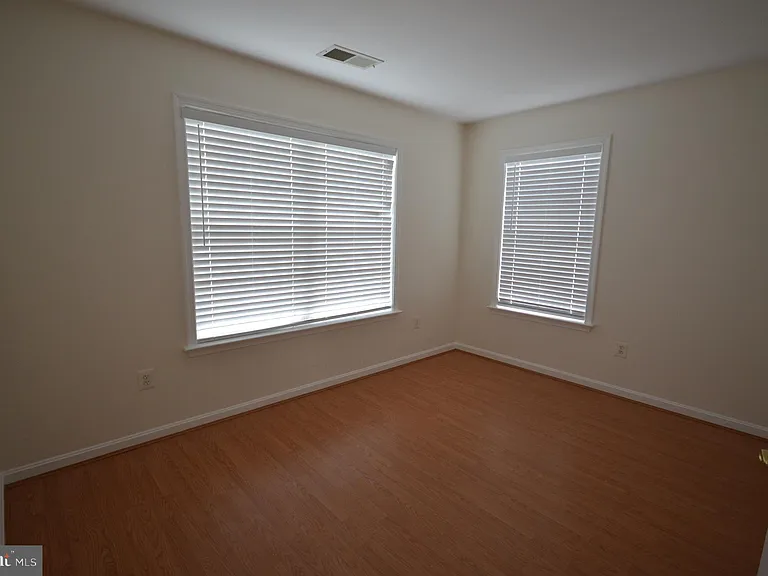 819 Royal Cres — Photo 24