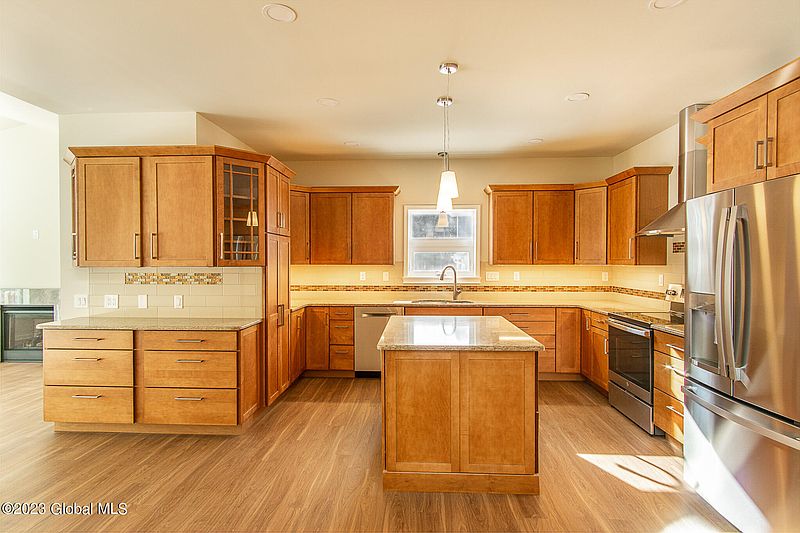 3rd image of 13 Hunter Court