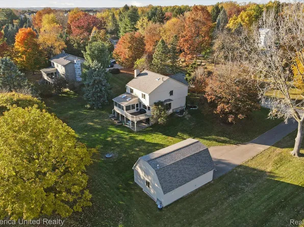 59031 Montego Dr, New Hudson, MI 48165