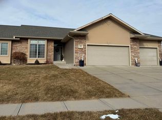 1106 Lakeridge Dr, Hastings, NE 68901