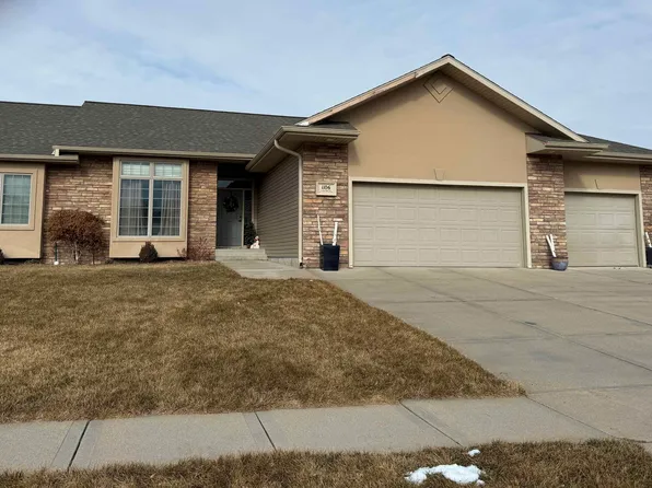 1106 Lakeridge Dr, Hastings, NE 68901