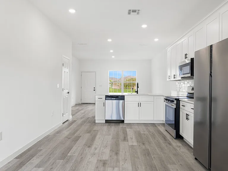 716 Desmoines Dr — Photo 19