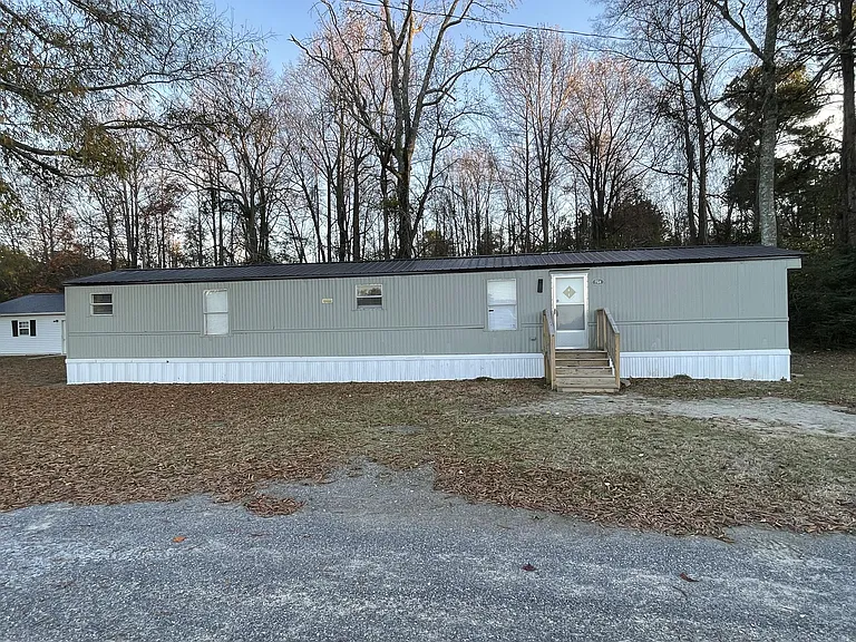 724 Graham Dr — Photo 1