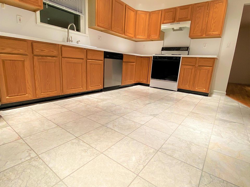 1st image of 15 Blackford Ave Floor 2