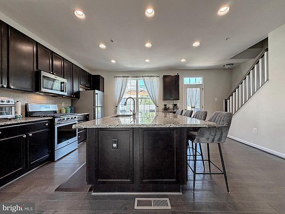 3rd image of 242 Buckeye Cir