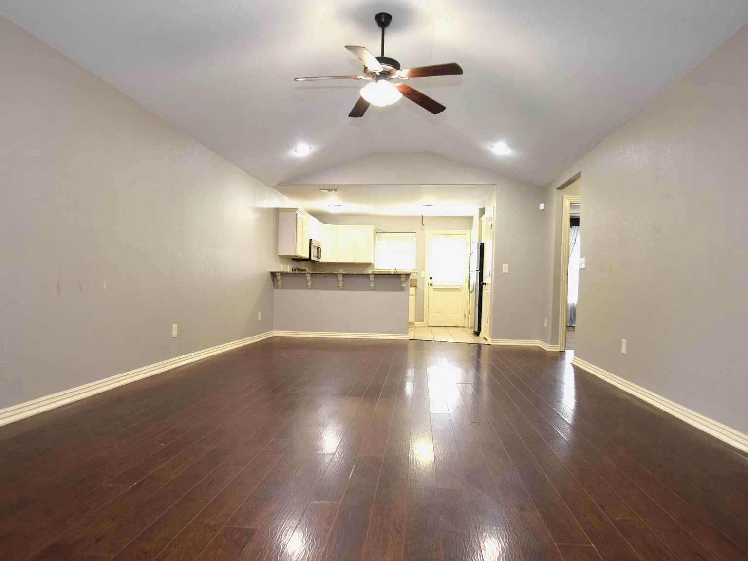 3 bed, 2.5 bath, 1623 sqft, $1,550 — Photo 2
