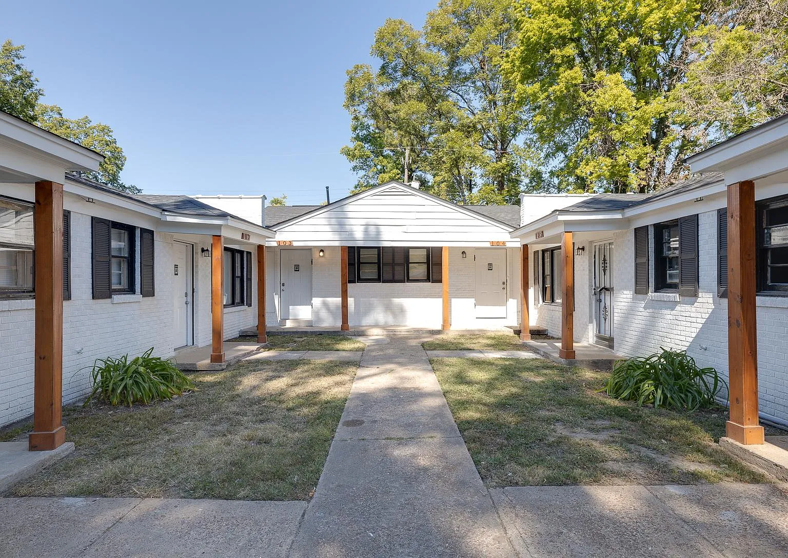 1050 N Pkwy — Photo 1