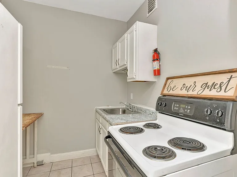 Historical Apartments l Oak St — Photo 24