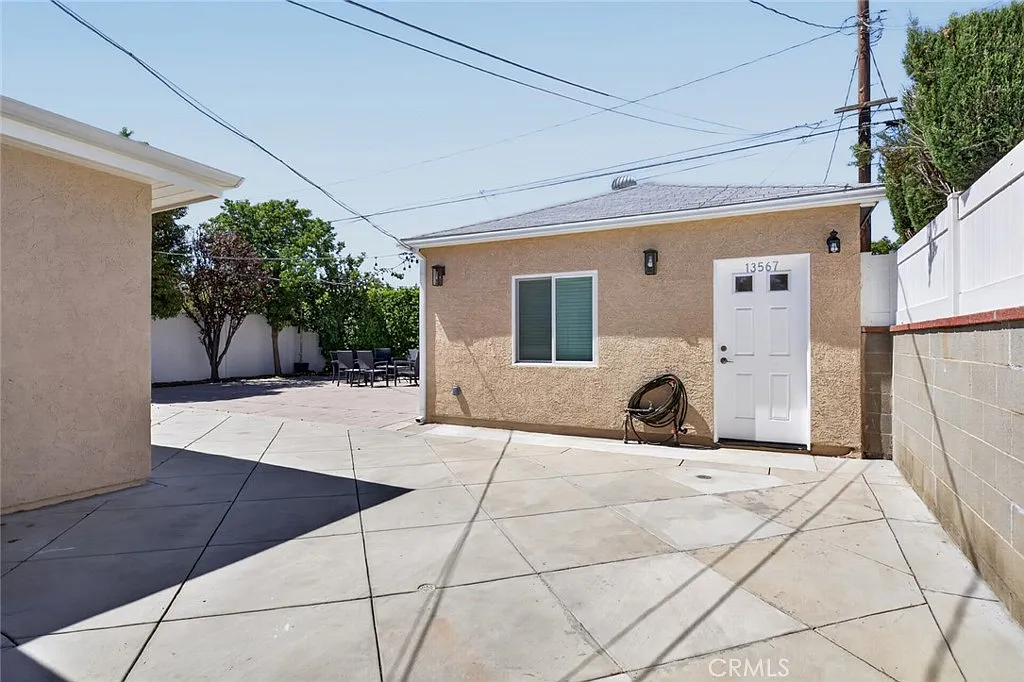 Studio, 323 sqft, $1,800 — Photo 3