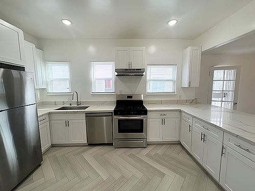 4th image of 126 1/2 N Hamilton Dr