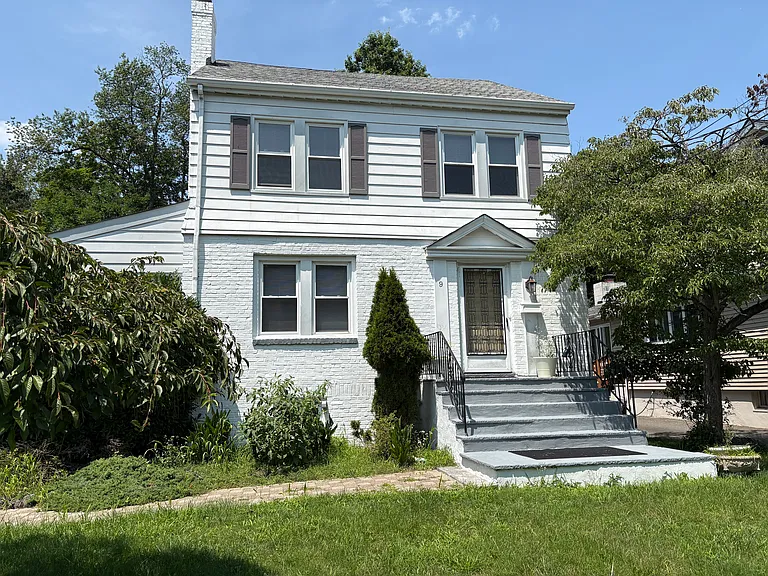9 Royal Ave — Photo 1