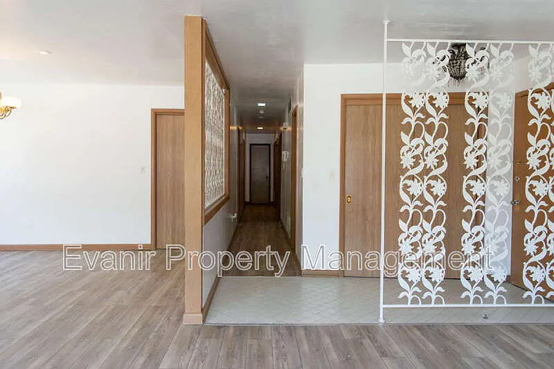 1 bed, 2.0 bath, 2093 sqft, $990 — Photo 2