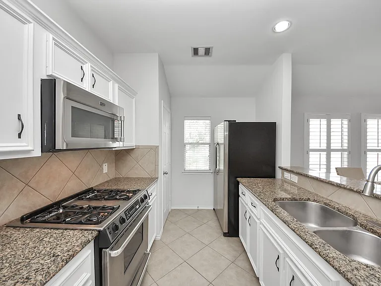 943 W Heights Hollow Ln — Photo 15