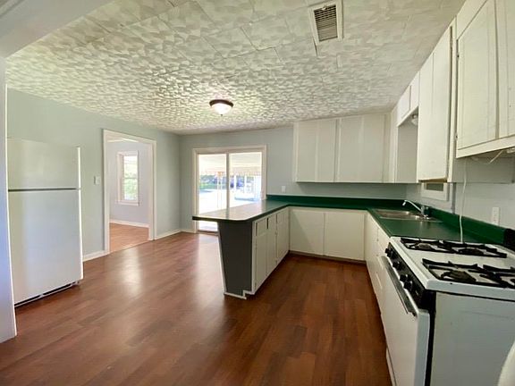 5th image of 814 SW 3rd St