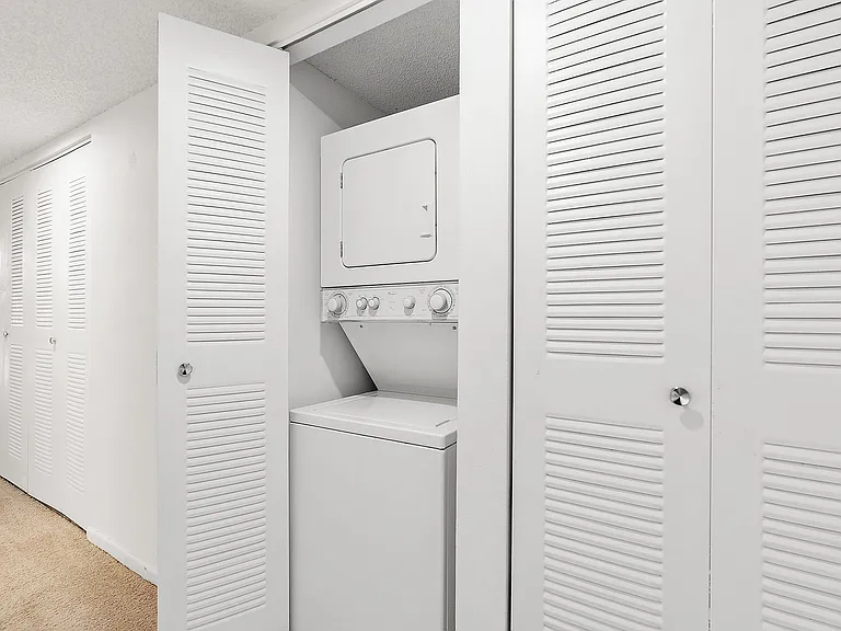 Tennis Towers Apartments — Photo 28