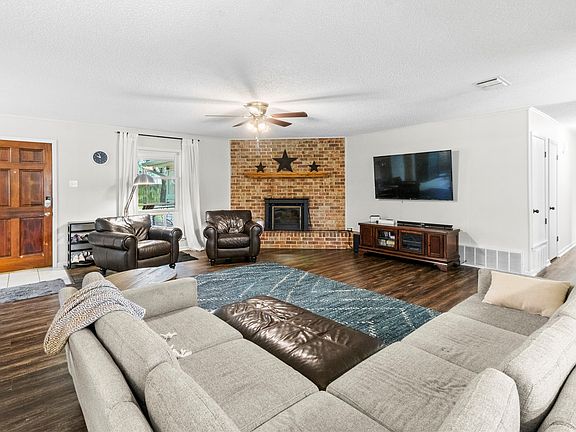 4th image of 4 Circle Dr