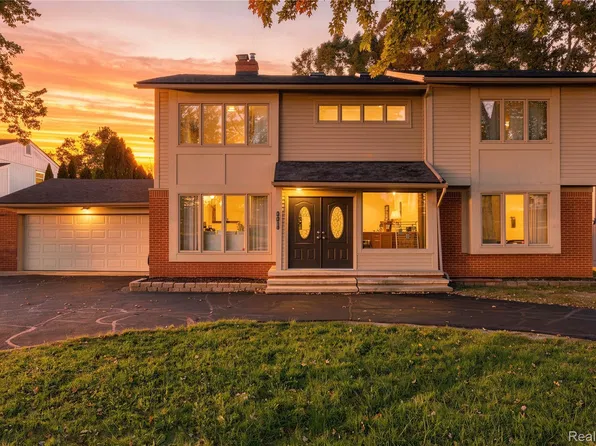 2110 Langham Dr, West Bloomfield, MI 48323