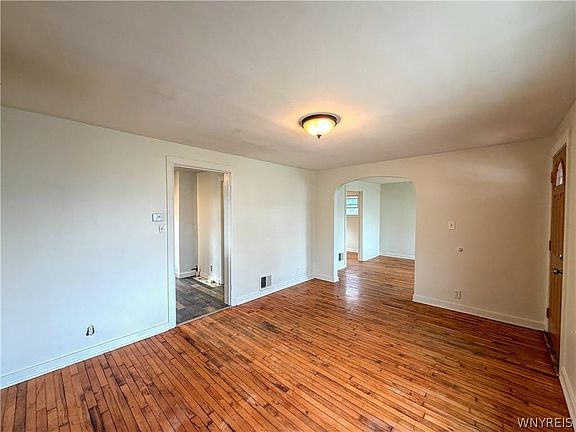 4th image of 221 Evergreen Pl