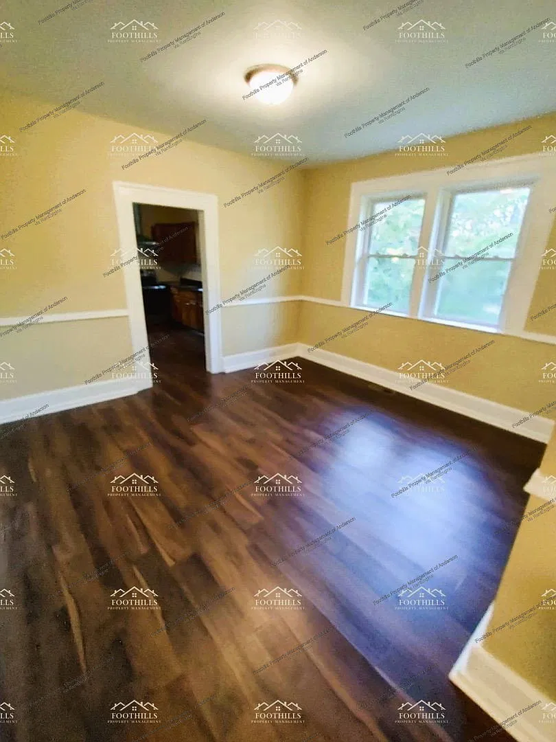 2 bed, 1.0 bath, 1260 sqft, $1,300 — Photo 2