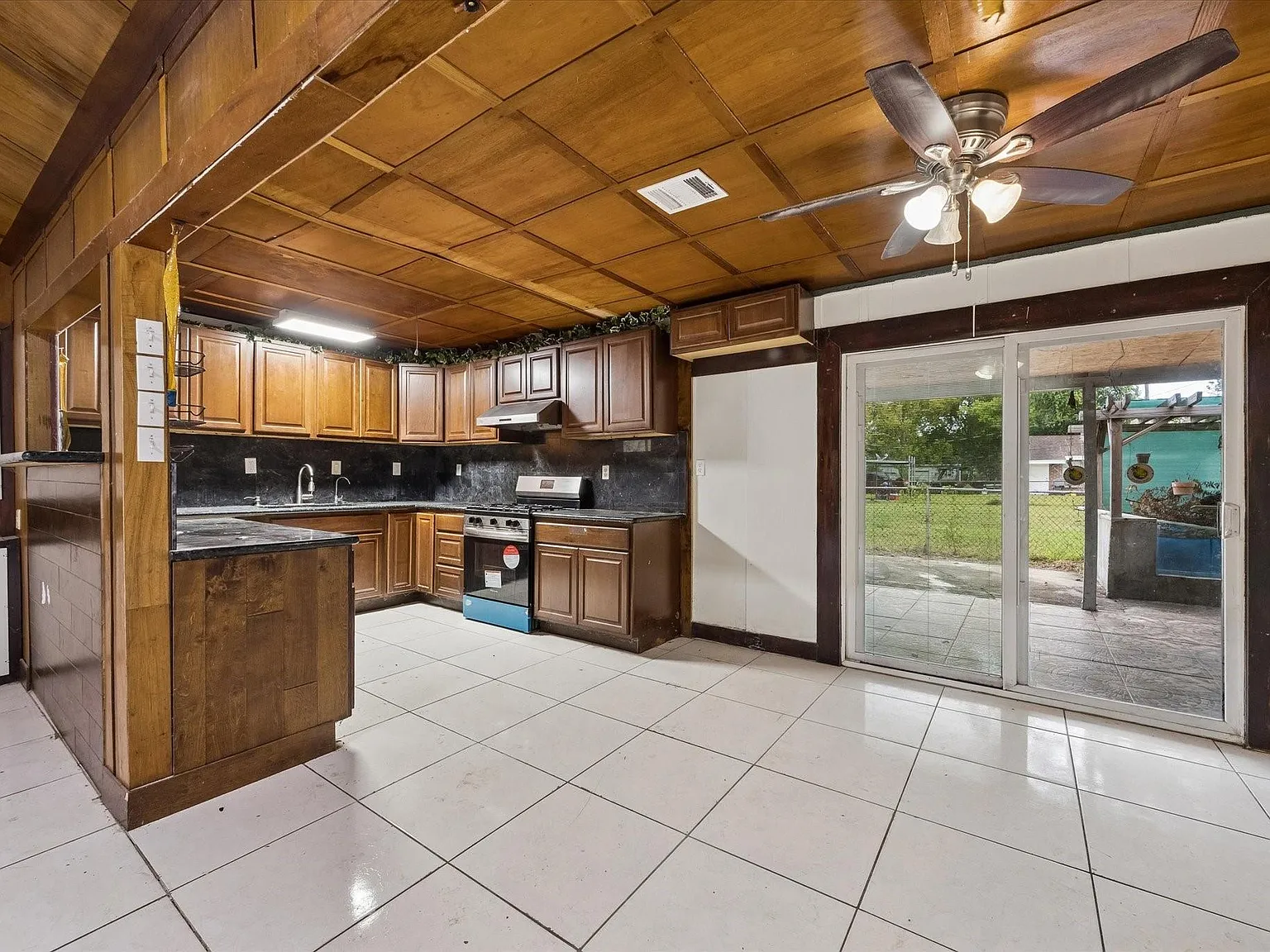 8 bed, 3.5 bath, 3959 sqft, $3,500 — Photo 4