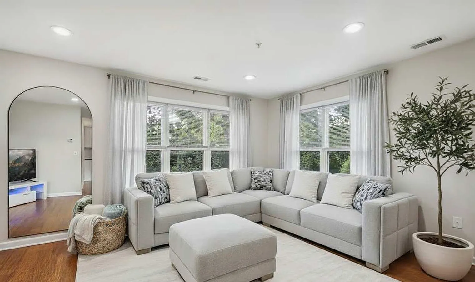 4 bed, 4.0 bath, 2260 sqft, $7,247 — Photo 1