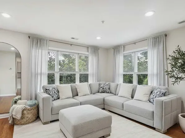 2424 Lyndale Ave S, Minneapolis, MN