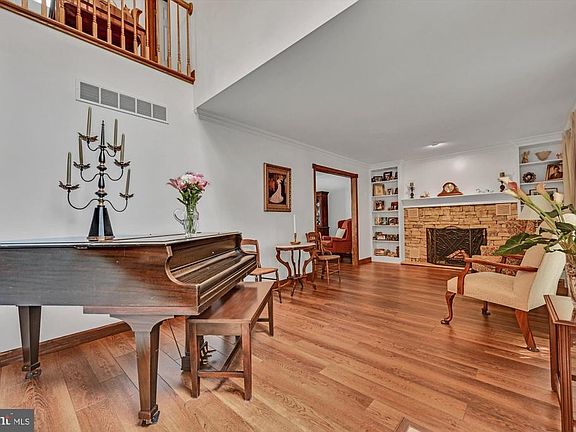 3rd image of 18 Tall Oaks Dr