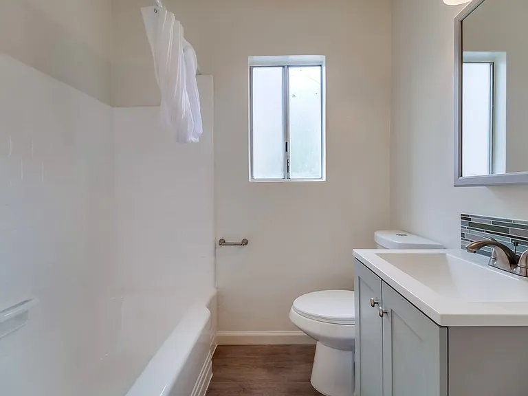 Classic Courtyard Building on Venice Blvd Secure, Convenient, Pet-Friendly — Photo 9