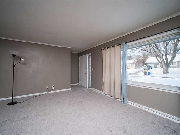 3rd image of 2715 Somerset Ln
