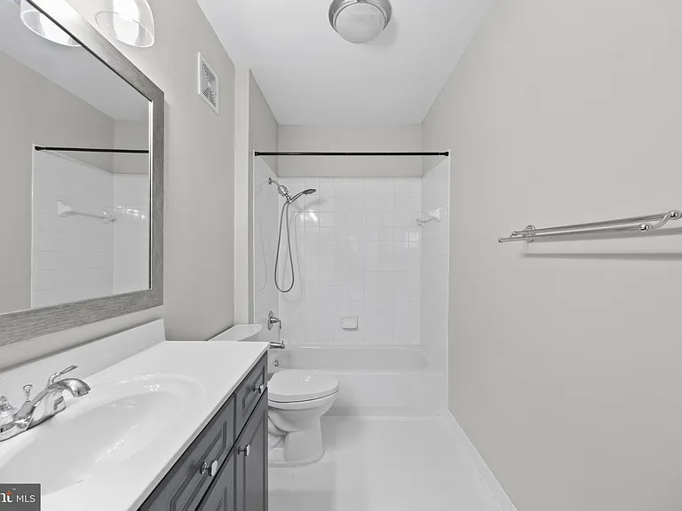 801 S Greenbrier St #215 — Photo 32