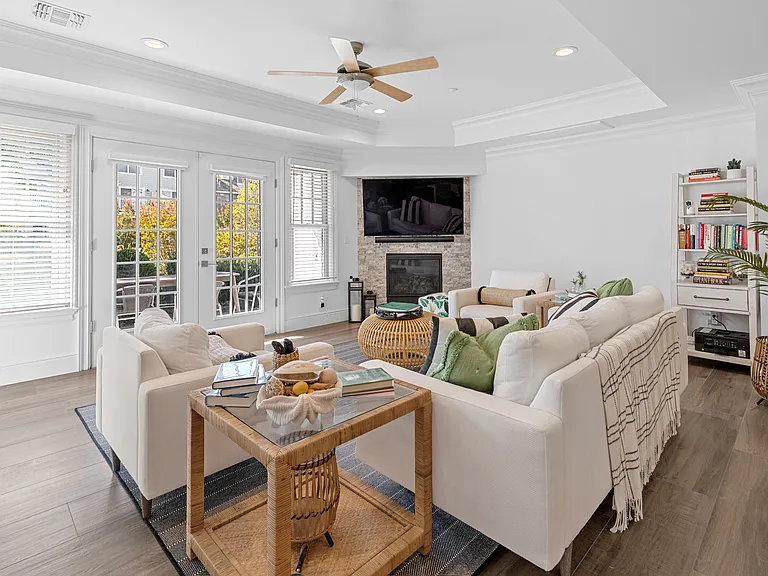 25 Village Green Dr — Photo 4