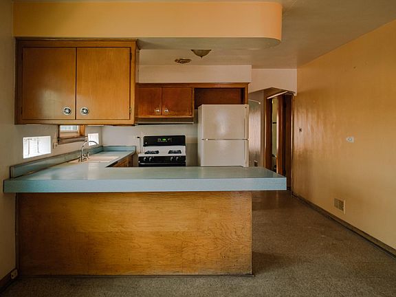 5th image of 7557 S Damen Ave