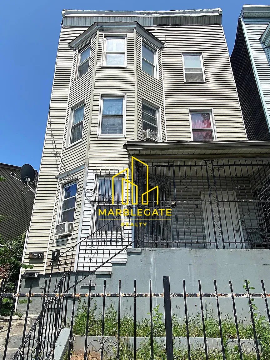 3 bed, 1050 sqft, $1,875 — Photo 1