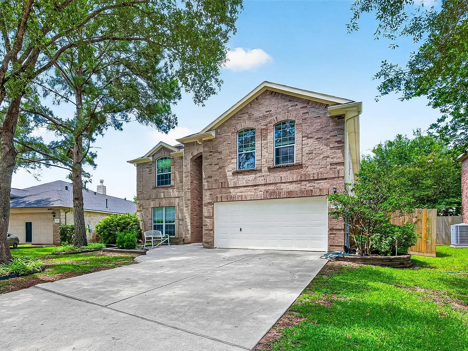 4 bed, 2.5 bath, 2756 sqft, $3,250 — Photo 2