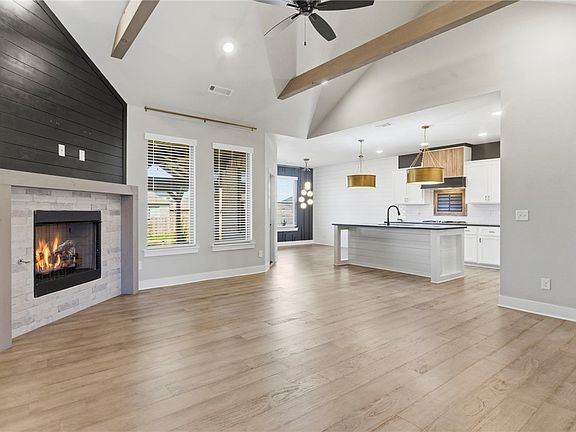 2nd image of 1805 Abbott Ln