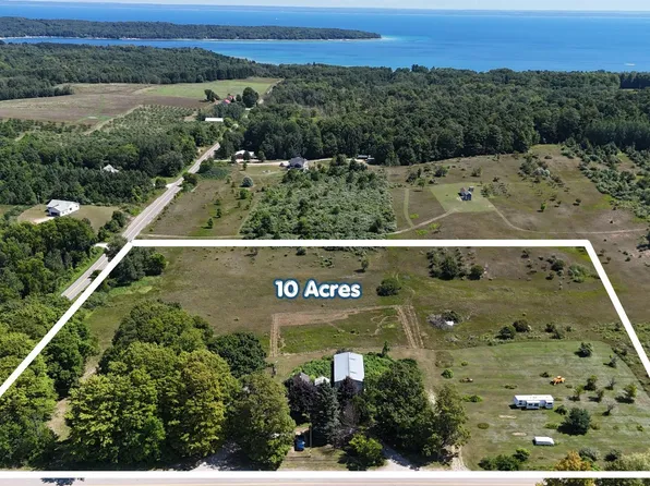 4200 N Putnam Rd, Suttons Bay, MI 49682