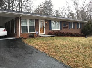 110 Lakeview Dr, Mount Airy, NC 27030