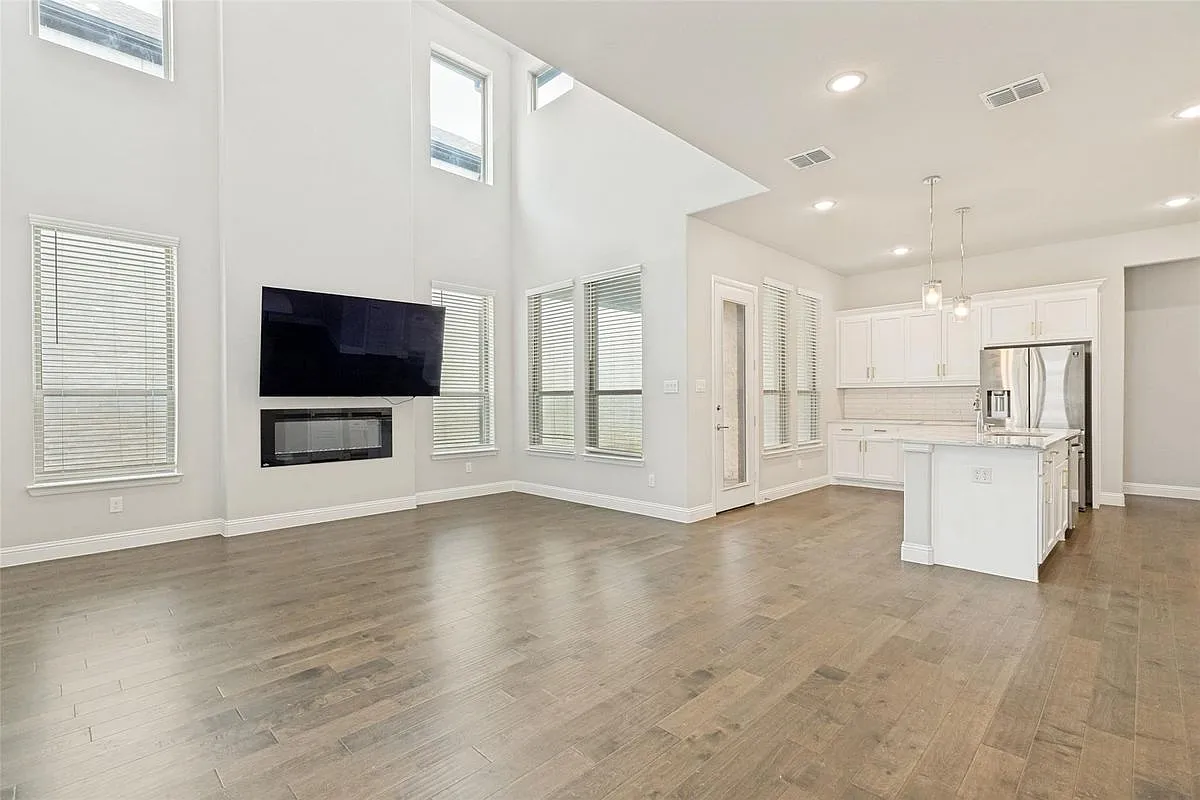 4 bed, 4.0 bath, 2717 sqft, $3,500 — Photo 3