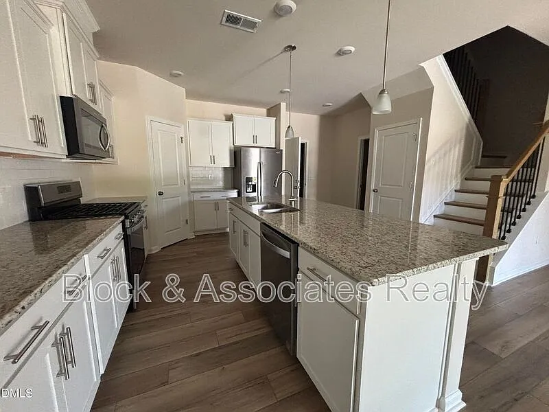 3 bed, 2.5 bath, 1938 sqft, $2,050 — Photo 2