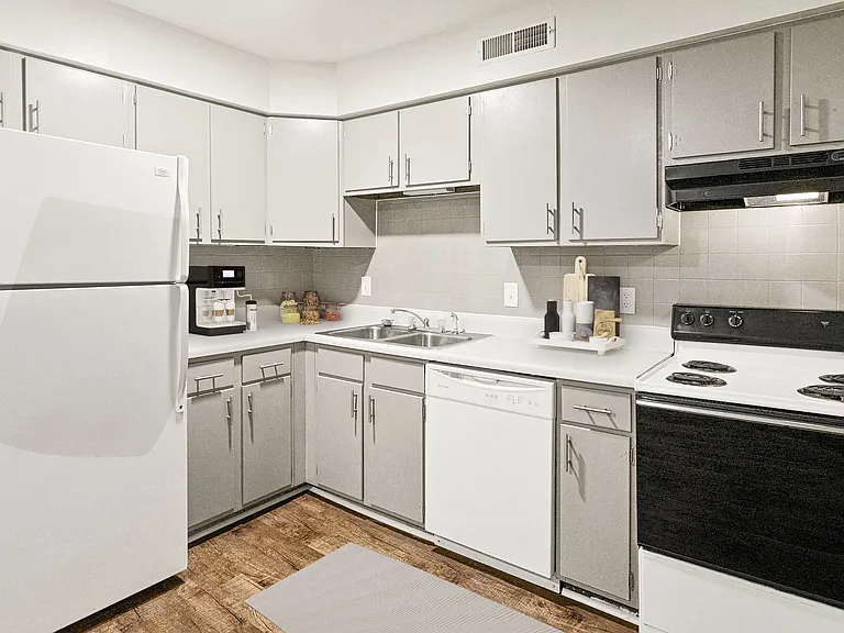 Green Door Apartments — Photo 130