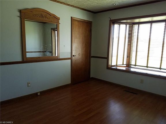 4th image of 832 Parrish St