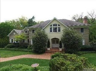 40 Elm Sea Ln, Manhasset, NY 11030
